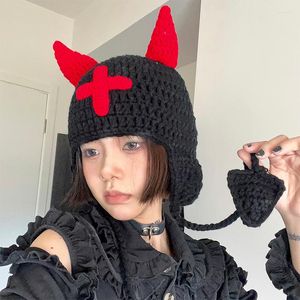 ベレートかわいい悪魔の角クロスハット冬の温かい手作りニットビーニーキャップハロウィーンクリスマスゴシックハートイヤーフラップ