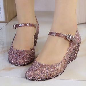 الصنادل Comemore 2023 Wedges Women Jelly Shoes Fashion Hide Cheel Female Summer Woman Bling Shiny