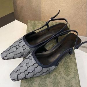 Summer Ankel tofflor klädskor snörning pumpar sandaler med svarta mesh kristallsekvenser tryckta skor gummiläder.