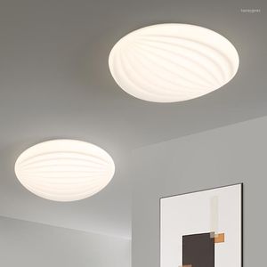 Światła sufitowe Nordic Minimalist Lampa Projekt Kreatywny okrągły skorupa salon sypialnia Jadalnia LED Ssanie Chandelier