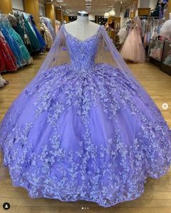 Lilac Lavender Princess Quinceanera kl￤nningar med Cape 2023 P￤rlad fj￤ril 3d Floral Lace-Up Corset Vestidos Para XV Anos 2023