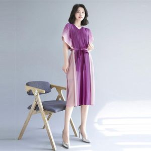 Casual Dresses Miyake Pleated 2023 Summer High-End Ladies kjol French Western Style Age-Reducing midje V-ringklänning