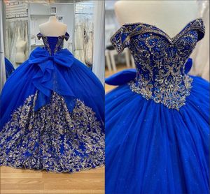 Glitzerndes königsblaues Ballkleid der 8. Klasse 2023 mit Perlenstickerei, Kristallgold, floraler Spitzenapplikation, A-Linie, Quinceanera-Kleid, schulterfreies Sweet-15-formales Partykleid