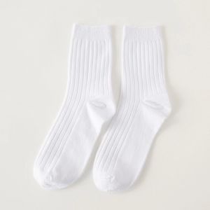 Мужские носки одноразовые, отправляйтесь в деловое путешествие Pure Cotton Simple Black White Grey Women Socks Fashion Большое количество 30 пар в пакетах топ -3