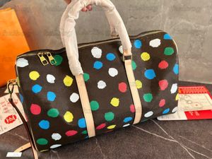 Yayoi Kusama 2023SS DOTS DUFFEL ÇANTI TASARIMCI X YK KEŞAF KEŞAFI 45 El çantası 3D Boyalı Polka Dotlar Baskı Lüks Crossbody Büyük Kapasite238G