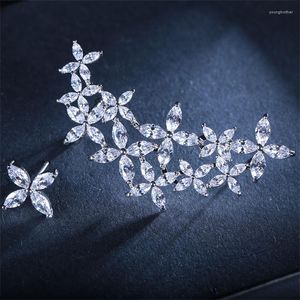 Brincos de garanhão da marca de moda assimétrica de design direita e esquerda Big Cubic Zirconia Ear manguito de flores de flores para mulheres