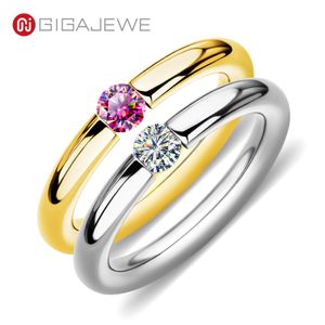 Solitaire Ring Gigajewe 0 3CT 4 mm Corte redondo Nova Blue Pink EF Acero Prueba de diamantes Pasada Fashion Claw Gift 230109