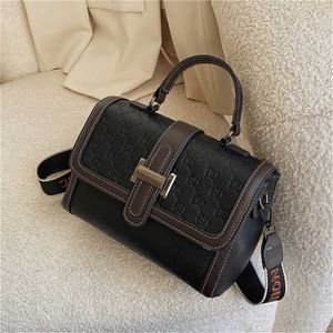 Designer-Taschen 55 % Rabatt auf den Verkauf von hoher Qualität. Kleine Damenhandtasche im Damenstil mit Steinmuster und Messenger-Textur