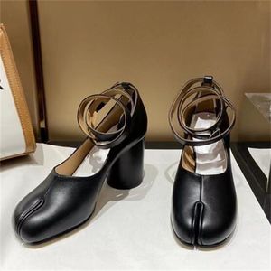 Модная женская обувь дизайнер разделить носок ниндзя таби насос насос женщины высокий каблук с свиньи неглубокая сандалия