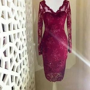 Classic Long Sleeves Lace Mothers Formal Dresses Knee Length V-Neck Mother Of The Bride Groom Wedding Party Gowns Burgundy Short Elegant Prom Evening Wear