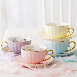 Filiżanki spodki i spodek ceramiczny kubek kawy Flower Tea Cup Tray Gold Rim Cafe Kubki z deserami naczynia naczyń europejski w stylu Prezenty na oprogramowanie do napoju