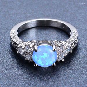 Bröllopsringar lyxiga kvinnliga vita blå opal stenring mode liten rund finger vintage engagemang för kvinnor