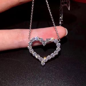 Collane con ciondolo Stile semplice Collana con cuore in zircone d'amore per le donne Gioielli vuoti lucidi Fidanzamento Regalo nuziale Matrimonio all'ingrosso