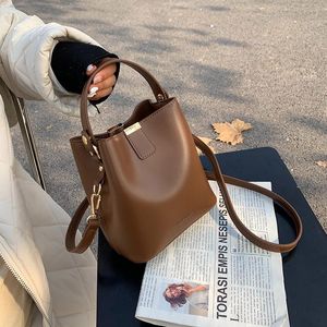 Akşam çantaları 2023 moda markası tasarımcı çanta bayanlar omuz mesleci pursesolid renk pu deri kova crossbody kadınlar için