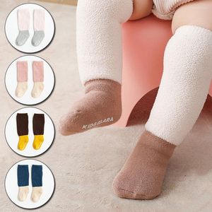 女性の靴下冬の暖かい赤ちゃんサンゴのフリースガールボーイ膝の幼児幼児のクリスマスのために