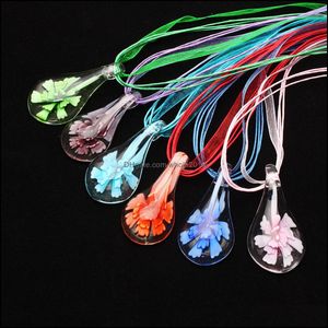 Naszyjniki wiszące moda uroczy ręcznie robiony naszyjnik Murano Lampwork Glass COLD Kolor Woda Drop Inner Flower for Womens Prezent Dhvwa