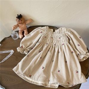 Девушка платья девочки 2023 зимние девочки -девочки вельветовые сгустки в корейском стиле вышивая цветочная бархатная подкладка для детей теплое платье для детей