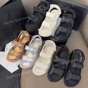 Designer-Damensandalen, Kristall-Kalbsleder-Sandale, gesteppte Plateau-Hausschuhe, Metallknopf-Sandale, klassische Sommer-Strand-Flip-Flops, Klettverschluss, Slipper