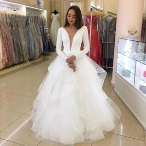 2023 A Line Abiti da sposa Estate Bohemian Beach Country Profondo scollo a V Buco della serratura Tulle Ruffles Maniche lunghe Aperto indietro Sweep Train Plus Size Abiti da sposa