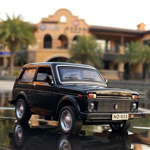 Diecast Model Car 1 32 Lada Niva Classic Auto Auto Auto Diecasts Vehicles Toy Modey Metal Auto Modello di simulazione Collezione per bambini Giochi giocattolo 230111