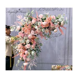 Dekoracyjne kwiaty wieńce sztuczne aranżacje kwiatowe stoliki centralne kule trójkąt rzędowy dekoracje ślubne arch