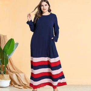 Etniska kläder 2023 Muslim Stor storlek Kvinnaklänning Enkel långärmad rand som skarvar tunna kläder Löst kjol kvinna Abaya