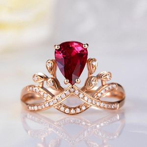 Cluster Rings Fashion Crown Drop-Shaped Simulation Red Tourmaline Color Treasure Justerbara kvinnor Fina smycken 18K Rose Gold Plated Ring