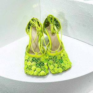 Kl￤dskor sandaler kvinnors utsk￤rning sn￶rning sandaler paljett mesh fyrkantig t￥ stiletto romerska skor sexiga korsband mode sandaler r￶d storlek 34-42 0111