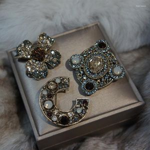 Brooches Sense Of Luxury Vintage Baroque Letter Brooch For Women Engagement Wedding Dress Jewelry Anniversary Gift Wholesale