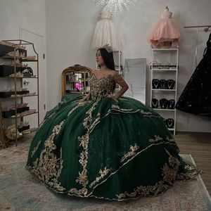 Emerald Green Quinceanera Omuzdan Giysiler Katmanlı tatlı 15 balo elbisesi dantel aplikes vestidos de 16 quinceanera