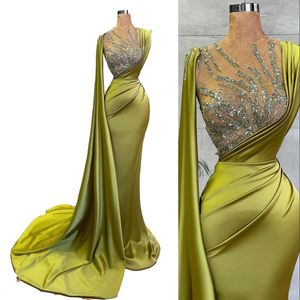 2023 Abiti da sera a sirena Indossare arabo Raso verde limone Sheer Mesh Top Paillettes Perline di cristallo Increspato Party Occasioni formali Abiti Sweep Train Robe de soriee