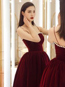 Elegant Burgundy Velvet Prom Dress Spaghetti Strap A-Line Sleeveless Boat Neck Backless Formal Evening Party Gown Robe De Soiree