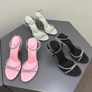 2023 Neu105cmKnöchelriemenKristallsandalen Sommer Damenschuhe Sandale Schwarz Rosa Satin Luxus Designer Fußring Hochhackiges schmales Band Fabrikschuhe