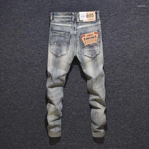 Jeans för män Italiensk stil Mode Män Slim Fit Retro Gul Tvättad Elastisk Ripped Hip Hop Byxor Vintage Designer Homme