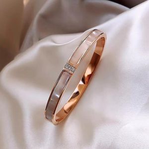 Bangle koreansk version av titanstålspänne armband kvinnors mode verkliga guldelektroplätering diamanter bleknar inte armbandbangle