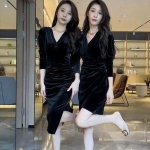 Casual Dresses 2023 Fall/Winter Women's Premium Sense Fried Street Dress Long Sleeves Slim Mid-Längd Velvet Little Black