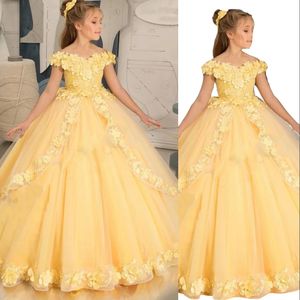 2023 Flower Girl Dress Yellow Off Shoulder Toddler For Wedding Tulle 3d Floral Ruffle Pageant Dress Christmas Evening Gowns Födelsedagsfestklänningar Första nattvarden