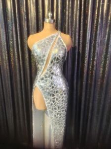 Bühnenkleidung Silberne geneigte Schulter Sexy rückenfreies Hochschlitz-glänzendes Spiegel-Pailletten-Kleid für Frauen Promi-Partykleidung Sängerkostüme