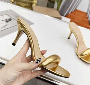 العلامة التجارية الصنادل العادية High Heel 2023 Spring and Summer New Fashion Open Toe High High High Cheel Women Thin Thin Semi Slippers