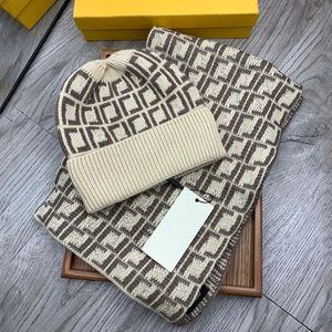 Set Fashion Design Letter Embroidery Hat Men and Women Wool Scarf Beanie B