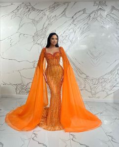 Orange Mermaid Prom Dresses ärmlösa V -halsbandar Spetskapslar Spetsapplikationer paljetter golvlängd pärlor kändis formella aftonklänningar plus storlek skräddarsydd gjord