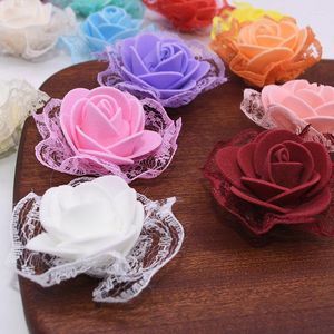 装飾的な花10/20/50pcs 3.5cmかわいいミニ人工花レースローズペフォームバラの結婚式の装飾の誕生日パーティーの家の飾りに向かって