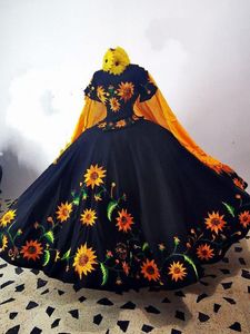 Siyah Mexcian Quinceanera Elbiseler Ayçiçeği İşlemeli Omuz Yay Kapalı Charro 15 Tatlı Elbise Tatlı 16 Ayva XV Balo Gowns
