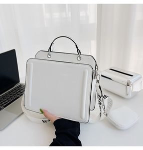 Tote Çantalar Toptan Undercand Undercand Sandabası Geniş Omuz Strap Mektup Çanta Tek Messenger Çanta Tasarımcı Çanta Kadın Moda Pu Deri Çantalar Crossbody Square Hone