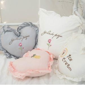 Kudde Ciled Ruffled Heart-Shaped Love Brodery med Core Cotton Solid Color SOFA GIRL Gift 35x40cm 1 st