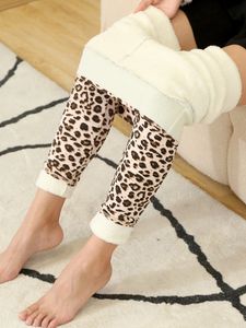 Kvinnors byxor s svokor vinter varma kvinnor leopard tryck sammet förtjockade leggings sexiga smala hög midja kallresistant penna 230111