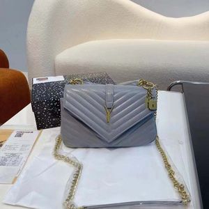 Carteira feminina alça de bolsa de designer Bolsa de couro real de textura acolchoada preta super macia e confortável bolsa de envelope de aba de couro importado