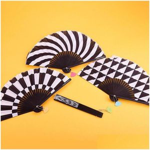 Party Favor Creative Black and White Plastic Folding Tyg Fan Geometric Figure Hand Fans Summer Accesory for Childrens Gift Smak Dheog