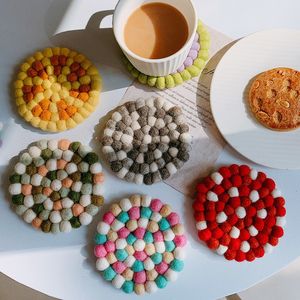 Mats Pad Felt Coasters El Yapımı Ball Poke Yer İzoleli Renkli Placemats Mutfak Dekorasyon Aksesuarları 230113