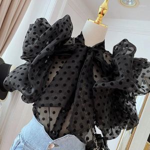 Kvinnors blusar ruffle puff hylsa svart polka dot skjorta kvinnor vintage blusa båge spets upp lantare transparent blus topp